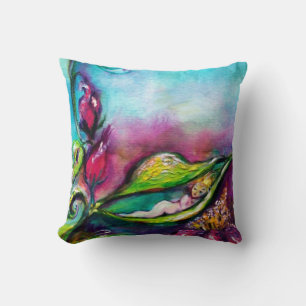 Coussin POUCEtte ENDORMIE ENTRE DES FEUILLES DE ROSE