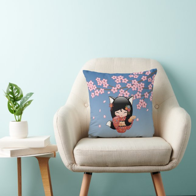 Coussin Poupée Kitsune Kokeshi - Black Fox Geisha Girl (Chaise)
