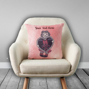 Coussin Poupée Rag Goth tenant un cœur noir sur des nuance