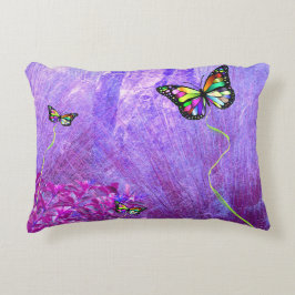 Coussin pourpre avec papillons colorés