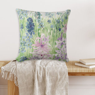 Coussin Prairie de fleurs bleues violettes à l'aquarelle s