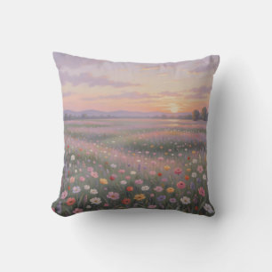 Coussin Prairie de fleurs sauvages rêveuse au coucher du s