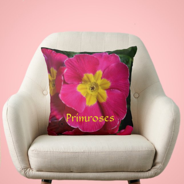 Coussin Primroses rose et jaune vif Botanique Floral (Créateur téléchargé)