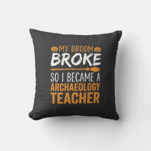 Coussin Professeur d'archéologie Balai d'Halloween Cassé
