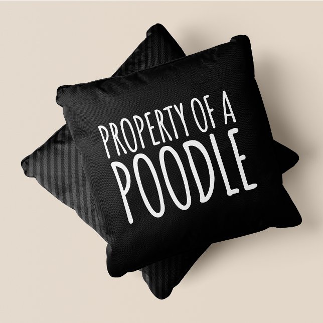 Coussin Propriété D'Un Poodé Chic, Mignonne Et Drôle Noir (Property Of A Poodle Chic, Cute & Funny Black Throw Pillow)