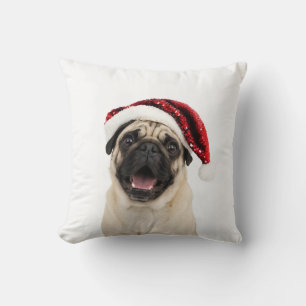 Coussin Pug heureux portant un chapeau de Père Noël rouge 