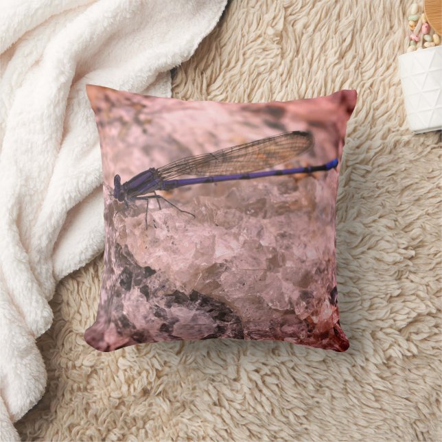 Coussin Purple Damselfly Sur Quartz Rock Gros plan (Couverture)