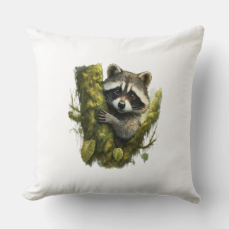 Coussin raccoon escalade un arbre dans une forêt.