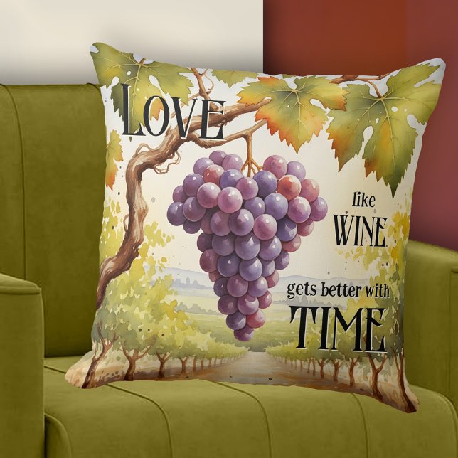 Coussin Raisins d'aquarelle romantique Amateur de vin (Romantic pillow featuring a watercolor painting of grapes in a vineyard. With custom funny quote)