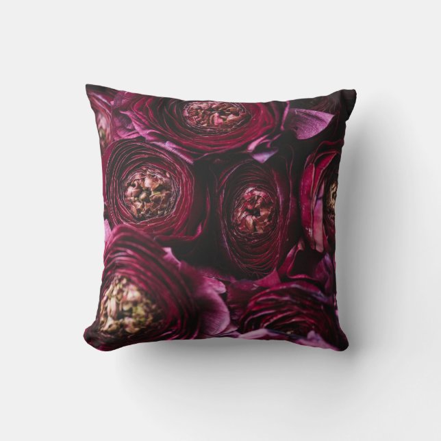 Coussin Ranunculus pourpre foncé, Gros Plan. (Recto)