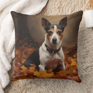 Coussin Rat Terrier dans les feuilles d'automne qui tomben