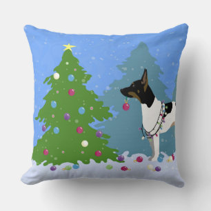 Coussin Rat Terrier décorant un arbre de Noël en forêt