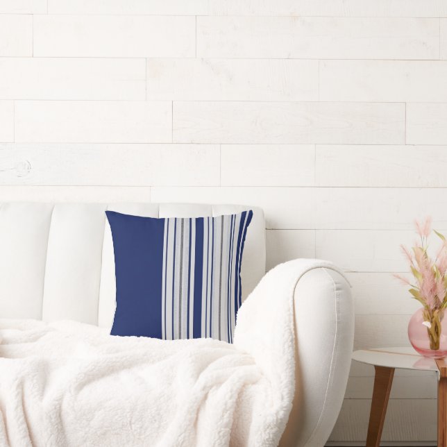 Coussin rayé bleu et blanc avec accents noirs (Canapé)