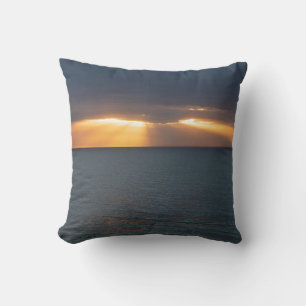 Coussin Rayons de soleil dorés sur l'océan avec des reflet