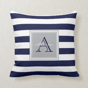 Coussin Rayure décorée d'un monogramme de tente de marine