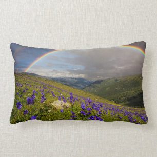 Coussin Rectangle Arc-en-ciel au-dessus d'un pré fleurissant