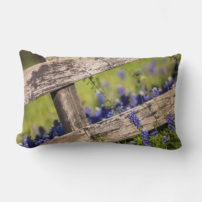 Coussin Rectangle Bluebonnets de Texas autour d'une barrière de pays (Recto)