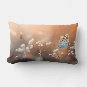Coussin Rectangle Champ de marguerites avec un papillon orange