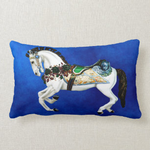 Coussin Rectangle Cheval assez blanc de carrousel sur le bleu
