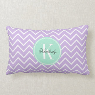 Coussin Rectangle Chevron lilas avec le monogramme en bon état