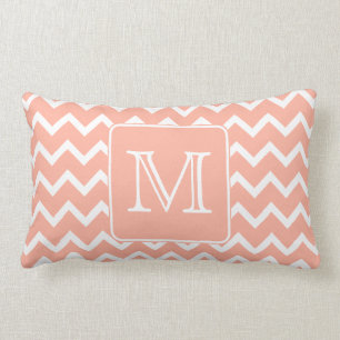 Coussin Rectangle Chevron rose et blanc de corail avec le monogramme