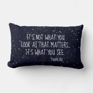 Coussin Rectangle Citation littéraire Thoreau sur bleu marine avec p