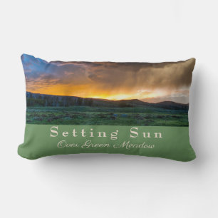Coussin Rectangle Coucher de soleil sur prairie verte 