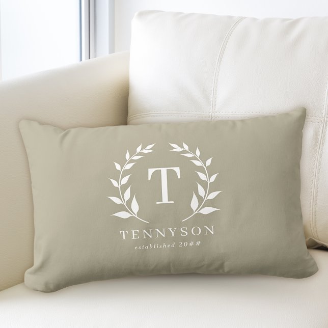 Coussin Rectangle Couronne monogramme rustique moderne nom de famill (Créateur téléchargé)