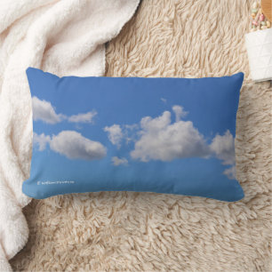 Coussin Rectangle Des nuages luffeux dans un ciel bleu