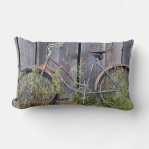 Coussin Rectangle États-Unis, Oregon, Bend. Un vieux vélo délabré