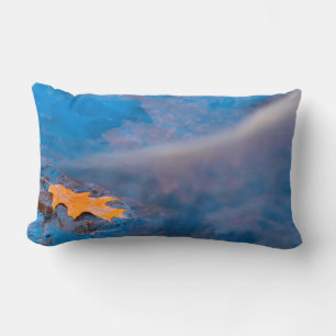 Coussin Rectangle Feuille de chêne sur rocher dans la rivière Rossea