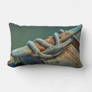 Coussin Rectangle Gros plan de taquet de bateau et de corde