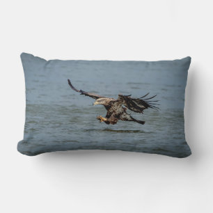 Coussin Rectangle Immature Bald Eagle plongée pour un poisson
