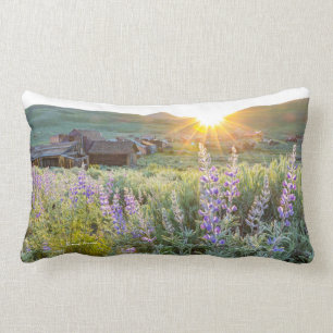 Coussin Rectangle Lupines de ville fantôme de Bodie au coucher du