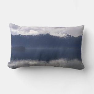 Coussin Rectangle Misty Alaskan Sea dans les tons bleu