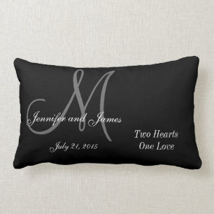 Coussin Rectangle Monogramme noir et mariage blancs indiquant le
