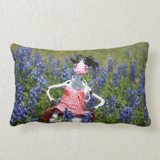 Coussin Rectangle Mootilda que la vache erre dans les bluebonnets.