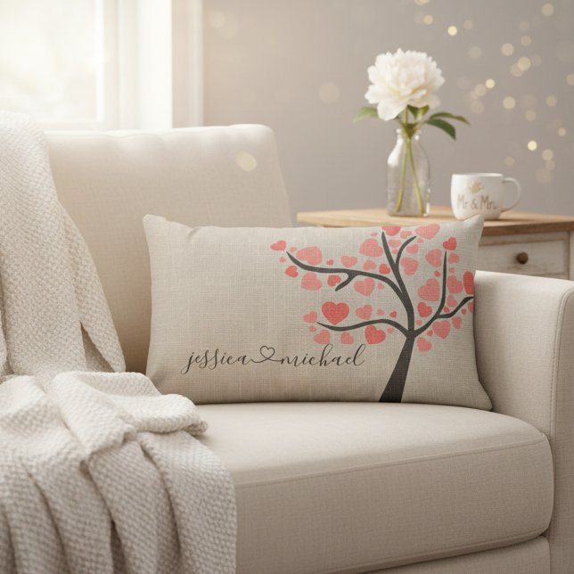 Coussin Rectangle Noms de couple d'arbres d'amour romantiques rustiq (❤️Celebrate love with this beautiful rustic pillow for newlyweds.)