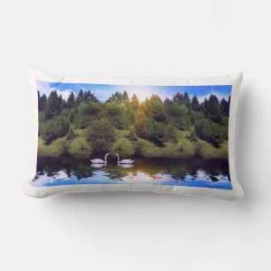 Coussin Rectangle Paysage forestier et rivière à deux cygnes