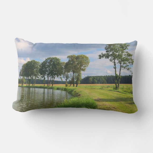 Coussin Rectangle Paysage rural avec arbres, eau et ciel nuageux (Recto)