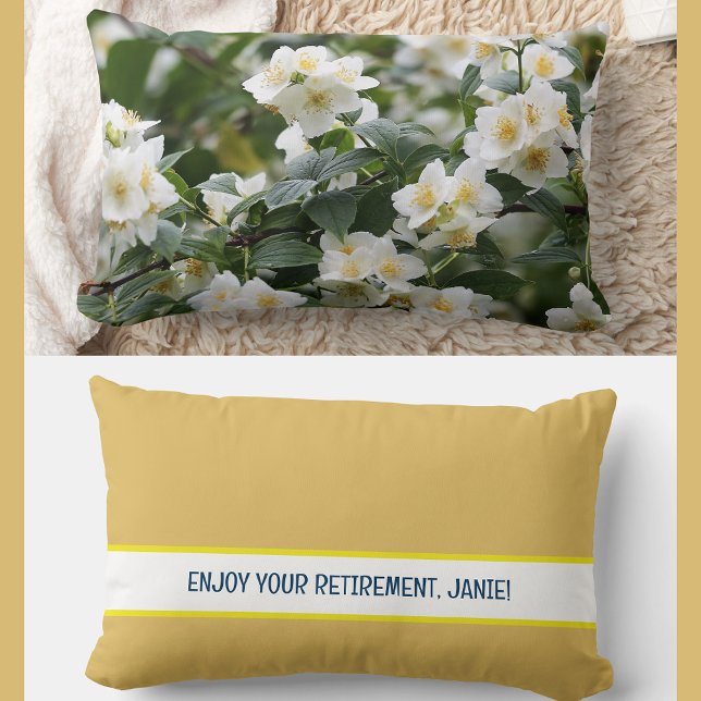 Coussin Rectangle Profitez de votre retraite personnalisée Fleurs Ja (Elegant, modern personalized name Enjoy Your Retirement pillow. Jasmine flowers photo. Burnt yellow)