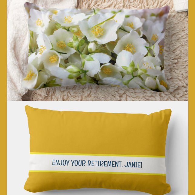 Coussin Rectangle Profitez de votre retraite personnalisée Fleurs Ja (Elegant, modern personalized name Enjoy Your Retirement pillow. Jasmine flowers photo. Burnt yellow)