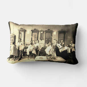 Coussin Rectangle Salon de coiffure pour hommes des années 1890