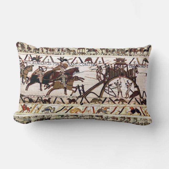 COUSSIN RECTANGLE SIÈGE DE LA TAPISSERIE DE BAYEUX DE DINAN, ATTAQUE (Recto)