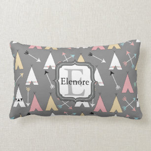 Coussin Rectangle Teepees et monogramme en pastel de flèches