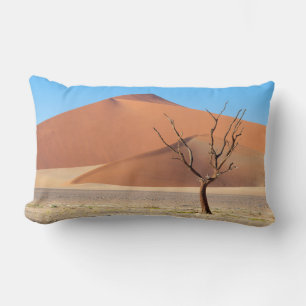 Coussin Rectangle Un arbre mort dans une plaine désertique avec des