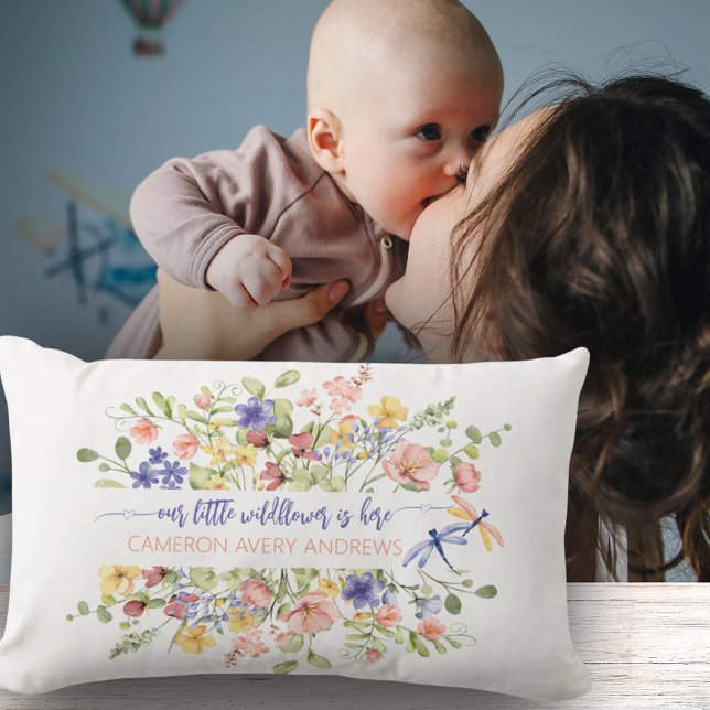 Coussin Rectangle Un petit Fleur sauvage est ici personnalisé (A Little Wildflower is Here Personalized Lumbar Pillow)
