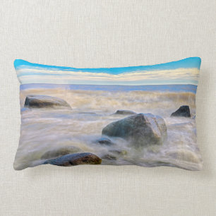 Coussin Rectangle Vagues s'écrasant sur les rochers riverains