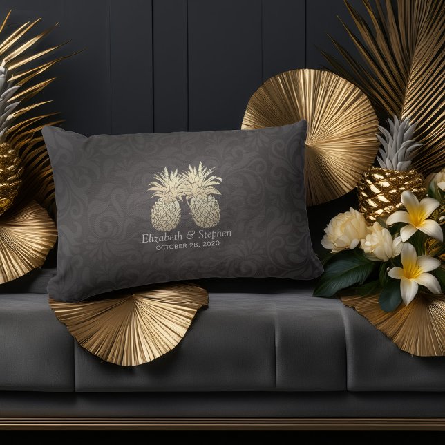 Coussin Rectangle Wedding shower moderne Black Gold Ananas Couple (Créateur téléchargé)
