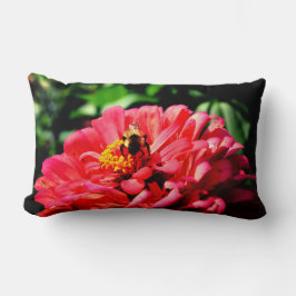 Coussin Rectangle Zinnia corail avec bourdon